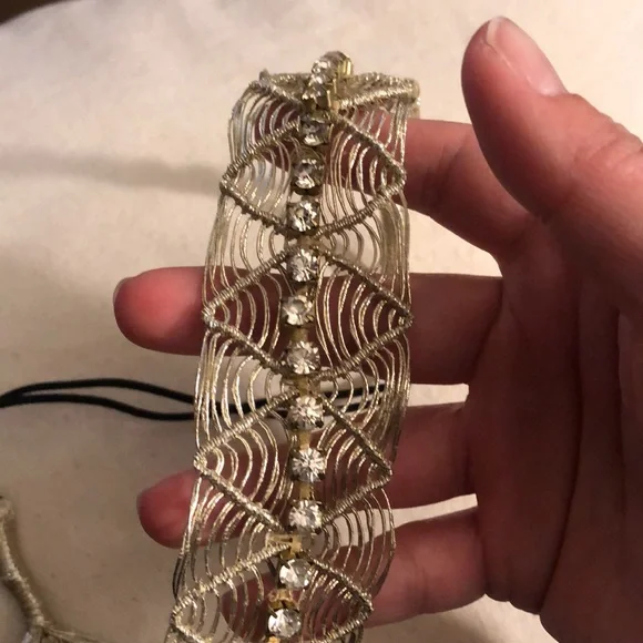 💎 Amazing jeweled headband. Amazing gold wire detail for ultimate Queen vibes. - Picture 11 of 16